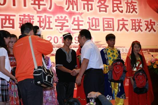 丁红都常委给博彩平台大全新疆班赠送学习用品.jpg